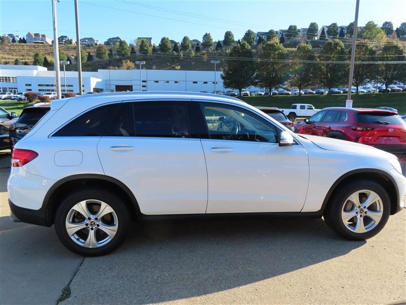 2017 MERCEDES-BENZ GLC300 4MATIC photo 4 of 44