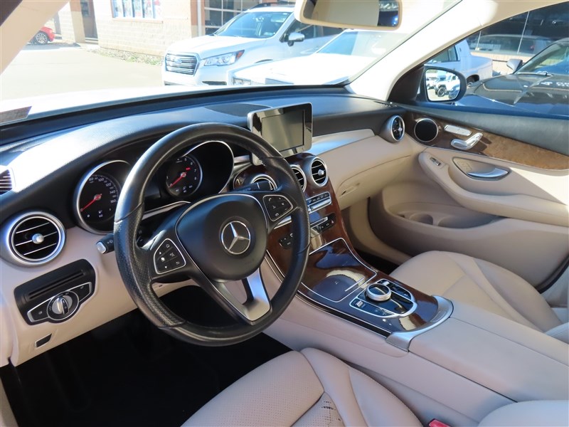2017 MERCEDES-BENZ GLC300 4MATIC photo 8 of 44