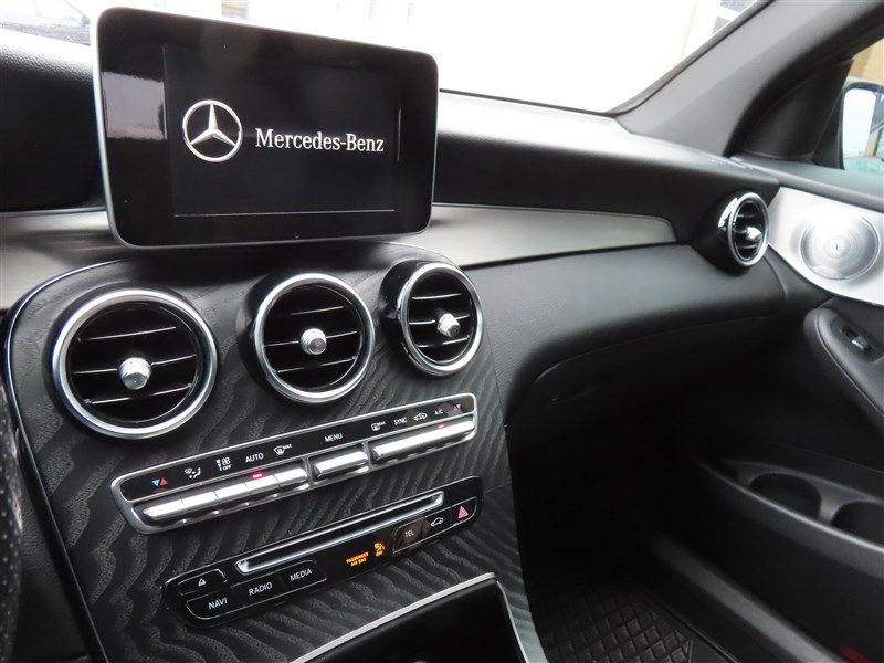 2019 MERCEDES-BENZ GLC300 4MATIC AWD-PANO ROOF-BURMEISTER SOUND - 11