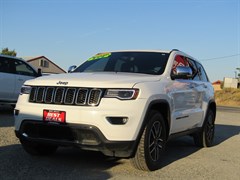 A 2019 Jeep Grand Cherokee LIMITED