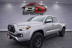 A 2020 Toyota Tacoma DOUBLE CAB