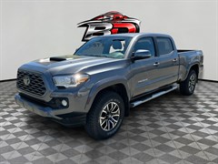 A 2021 Toyota Tacoma DOUBLE CAB