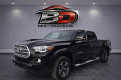 A 2017 Toyota Tacoma DOUBLE CAB