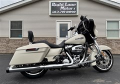 A 2022 Harley-Davidson Flhx / Street Glide STANDARD