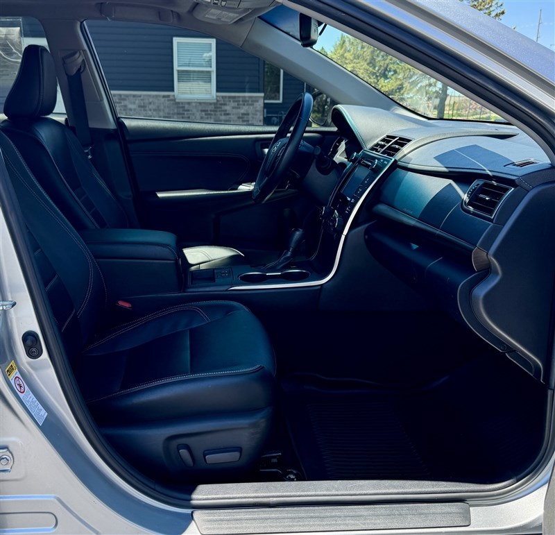 2017 Toyota Camry XLE - Photo 11