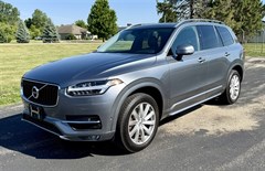 A 2017 Volvo XC90 T6 MOMENTUM