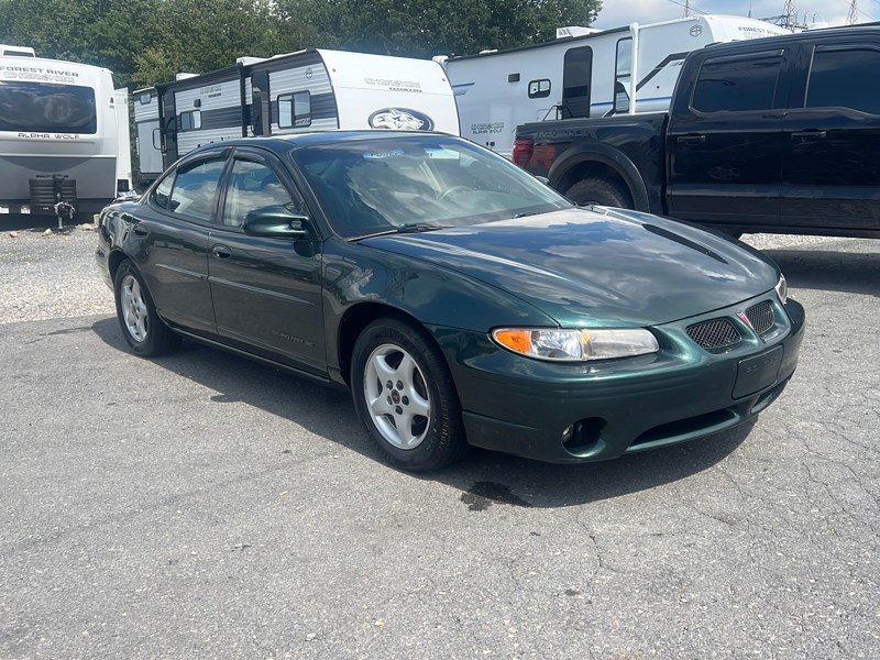 2001 Pontiac Grand Prix SE photo 2