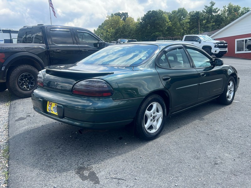 2001 Pontiac Grand Prix SE photo 3