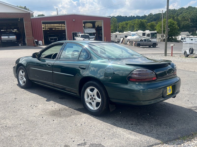 2001 Pontiac Grand Prix SE photo 4