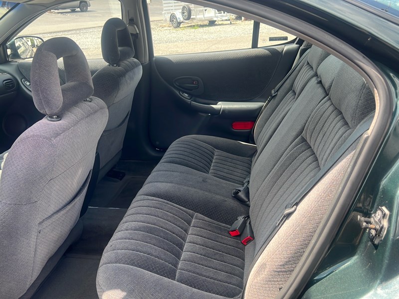2001 Pontiac Grand Prix SE photo 6