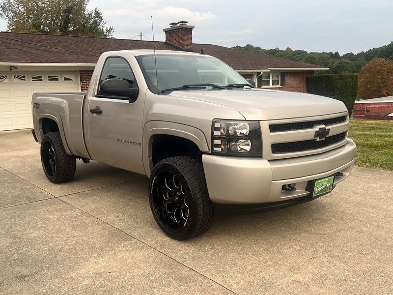 2008 Chevrolet Silverado LS photo 2