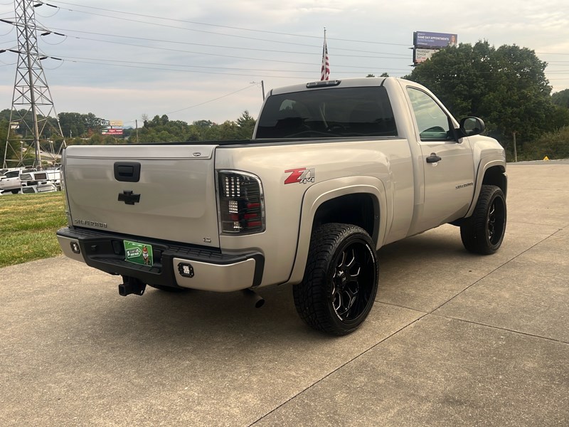 2008 Chevrolet Silverado LS photo 3