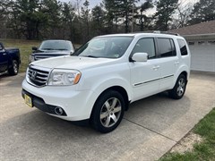 A 2014 Honda Pilot TOURING
