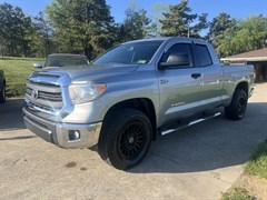 A 2014 Toyota Tundra DOUBLE CAB SR5