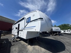 A 2026 Cherokee Arctic Wolf 285opt 