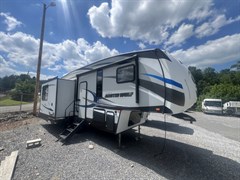 A 2019 Cherokee Artic Wolf 285drl4 