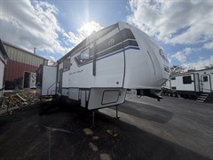 A 2027 Cherokee Arctic Wolf 33ibar 