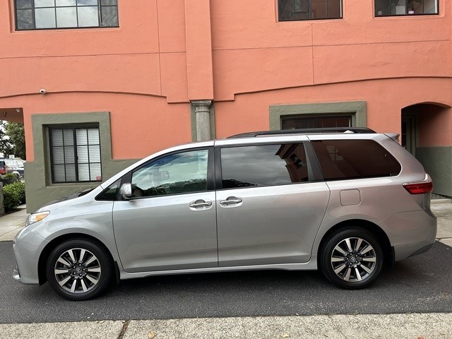 2018 Toyota Sienna XLE - Photo 11