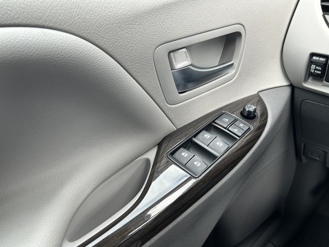 2018 Toyota Sienna XLE - Photo 13