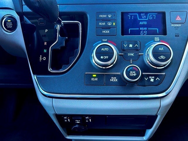 2018 Toyota Sienna XLE - Photo 15