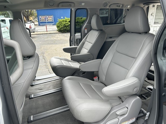 2018 Toyota Sienna XLE - Photo 22