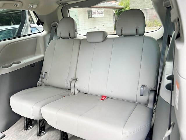 2018 Toyota Sienna XLE - Photo 23