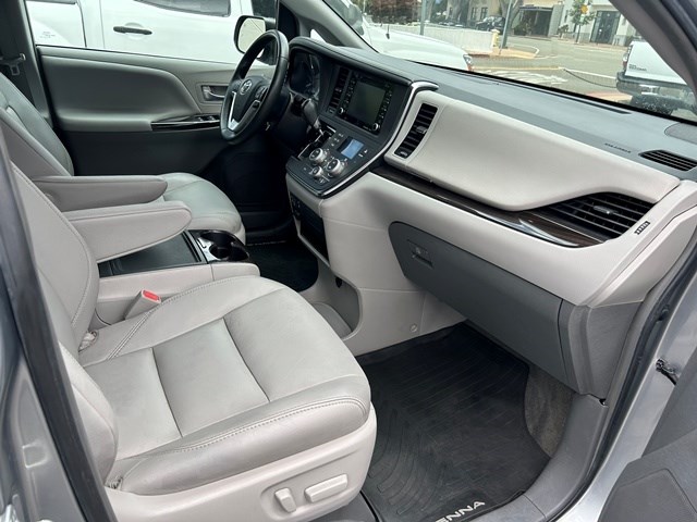 2018 Toyota Sienna XLE - Photo 25