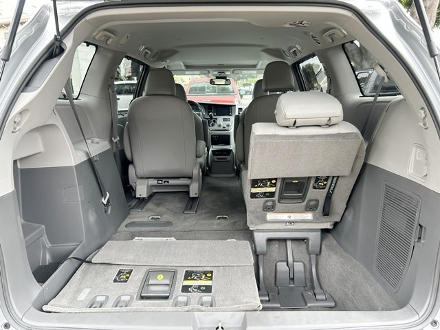 2018 Toyota Sienna XLE - Photo 27