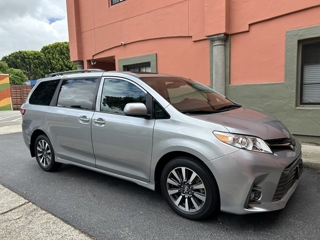 2018 Toyota Sienna XLE V6 AWD 7-Passenger's photo