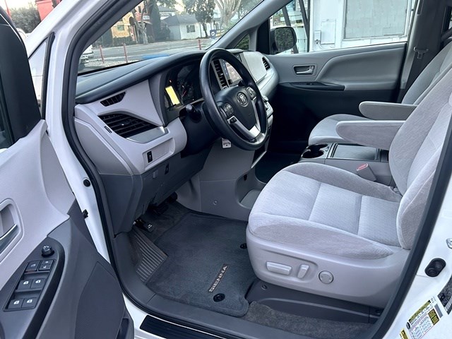 2016 Toyota Sienna LE - Photo 11