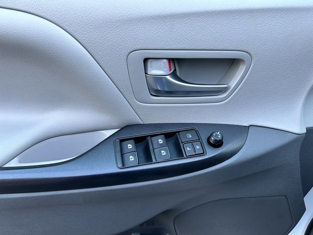 2016 Toyota Sienna LE - Photo 12
