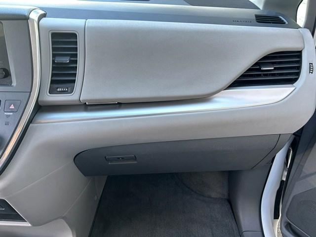 2016 Toyota Sienna LE - Photo 14