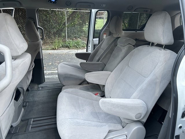 2016 Toyota Sienna LE - Photo 16