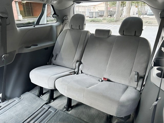 2016 Toyota Sienna LE - Photo 17