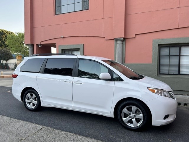 2016 Toyota Sienna LE - Photo 24