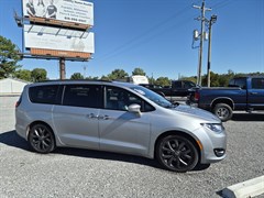 A 2020 Chrysler Pacifica TOURING L