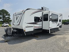 A 2013 Dutchmen Manufacturing Dutchmen Manufacturing TOY HAULER