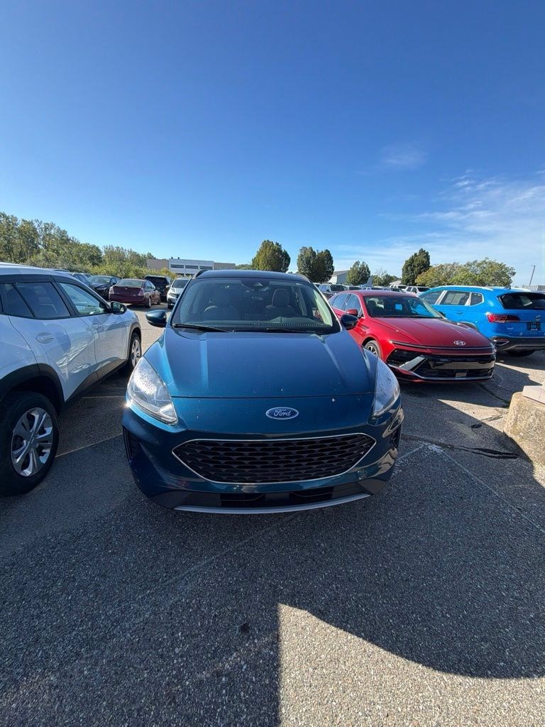 Used 2020 Ford Escape SE with VIN 1FMCU0G63LUC77021 for sale in Plainwell, MI