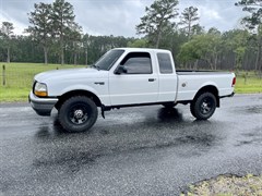 A 2000 Ford Ranger SUPER CAB
