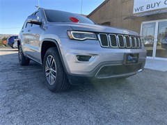 A 2017 Jeep Grand Cherokee LIMITED