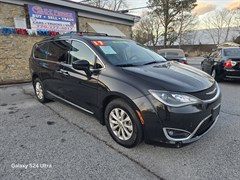 A 2017 Chrysler Pacifica TOURING L
