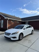 A 2016 Hyundai Sonata SE