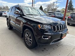 A 2017 Jeep Grand Cherokee LIMITED