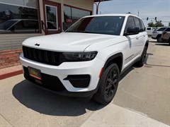 A 2024 Jeep Grand Cherokee ALTITUDE