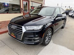 A 2017 Audi Q7 PRESTIGE