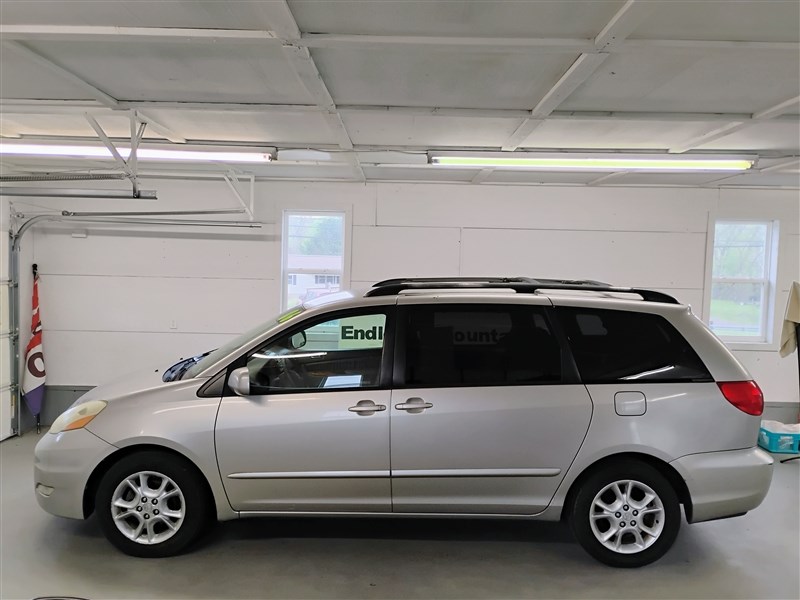 Silver 2006 Toyota Sienna XLE 7-Passenger Minivan Front-Wheel Drive 5-Speed Automatic